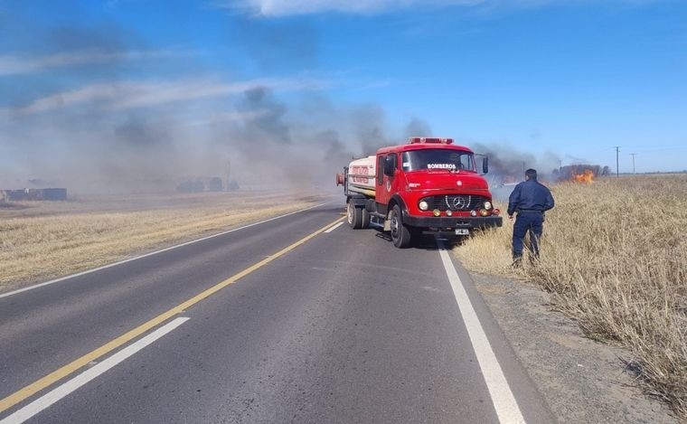 Bomberos combaten un incendio rural entre Manfredi y Oncativo | Córdoba