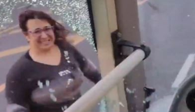 Día de furia: una mujer le rompió el vidrio delantero a un colectivo que había chocado su auto en Caballito | VIDEOS TFN CORDOBA