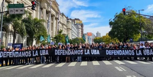 Docentes y nodocentes de la UBA participaron de una nueva jornada de protesta y visibilización de la problemática salarial | Actualidad