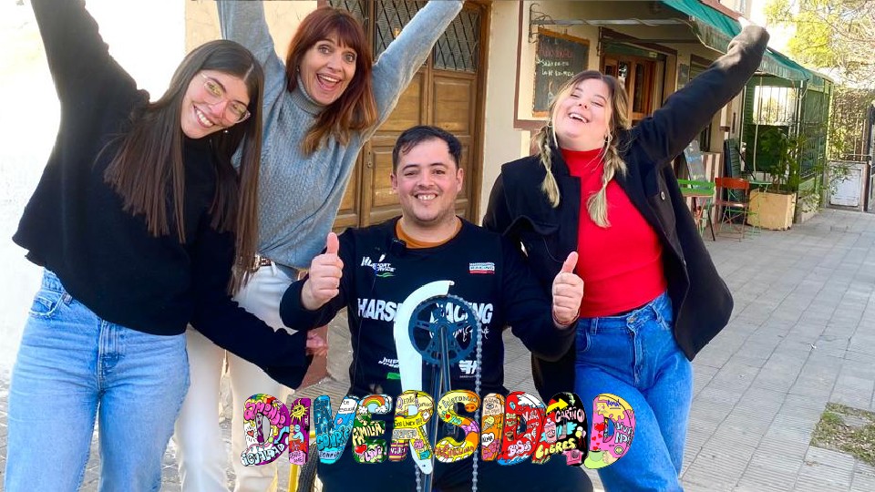 Una lesión medular lo imposibilitó de caminar y lo sorprendimos con una bici | Diversidad