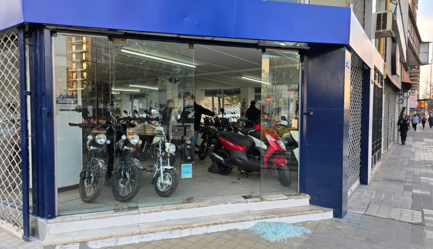 Un menor de edad reventó el vidrio de una concesionaria, robó una moto y se fue caminando | Córdoba