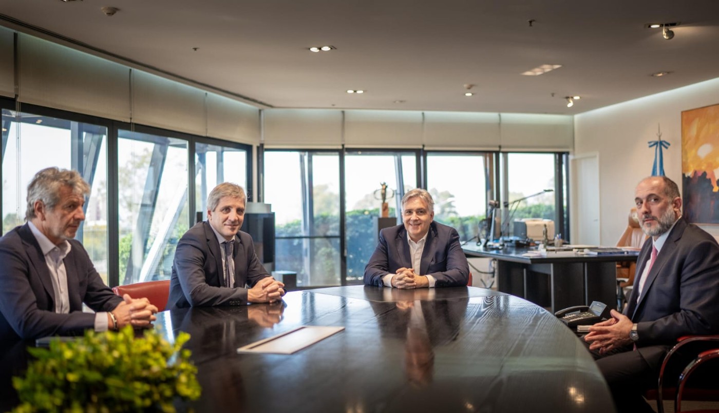 Martín Llaryora recibió al ministro de economía Luis Caputo después de su disertación en Córdoba | Córdoba