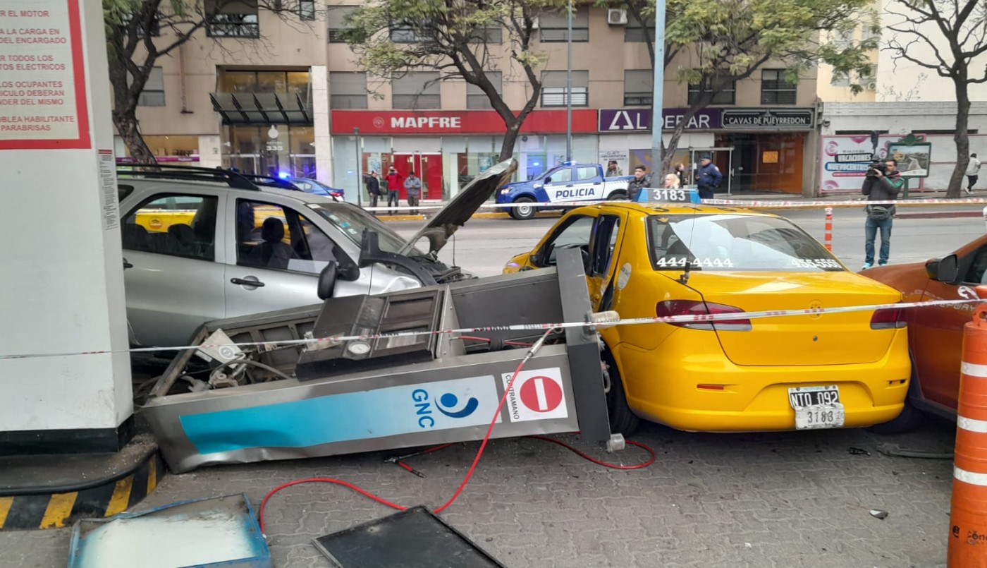 Güemes: un auto chocó en una estación de servicio y provocó una fuga de GNC | Córdoba