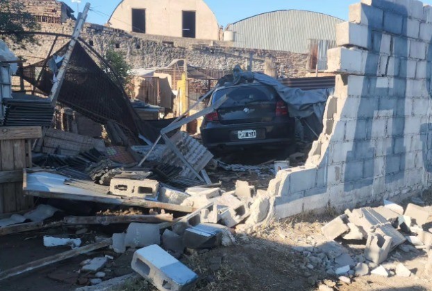 Un adolescente de 17 años perdió el control de un BMW y destruyó un refugio de animales | Córdoba