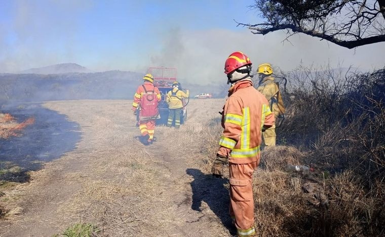 Bomberos combaten un incendio forestal de tres frentes en Deán Funes | Córdoba