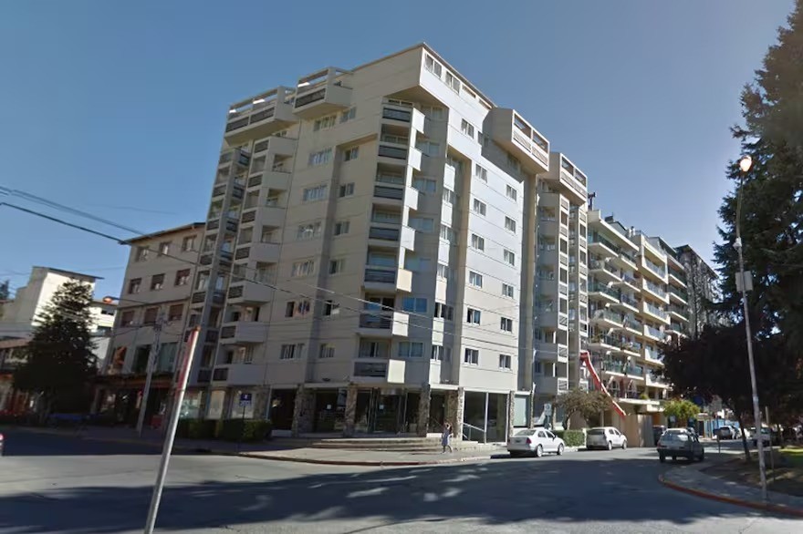 Conmoción en Bariloche: un egresado rosarino cayó de un sexto piso y está grave | Actualidad