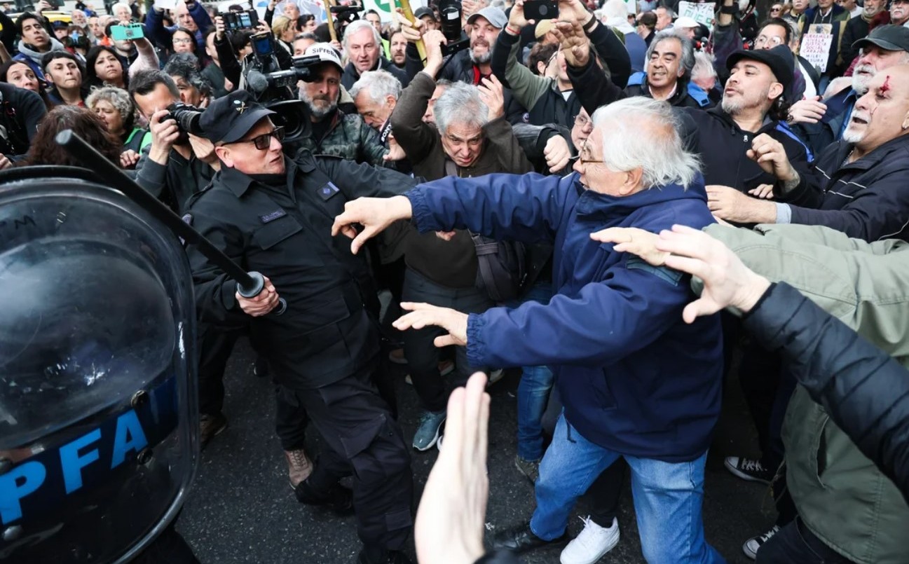 "De pegarle a un jubilado no se vuelve", la fuerte reacción de la oposición por la represión policial | Política y economía