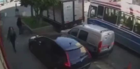 Cambiaba el repuesto del camión y murió aplastado por un colectivo en Laferrere | Actualidad