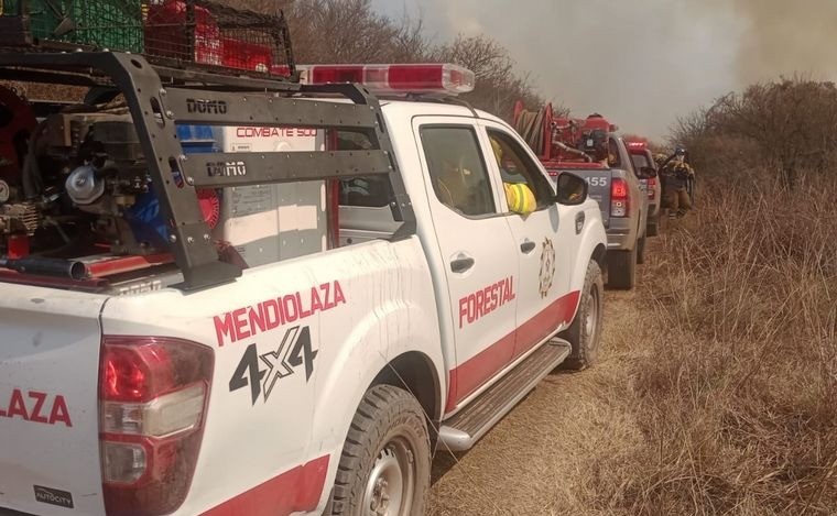 Bomberos intentan controlar el incendio en La Calera: se reactivó por el viento | Córdoba