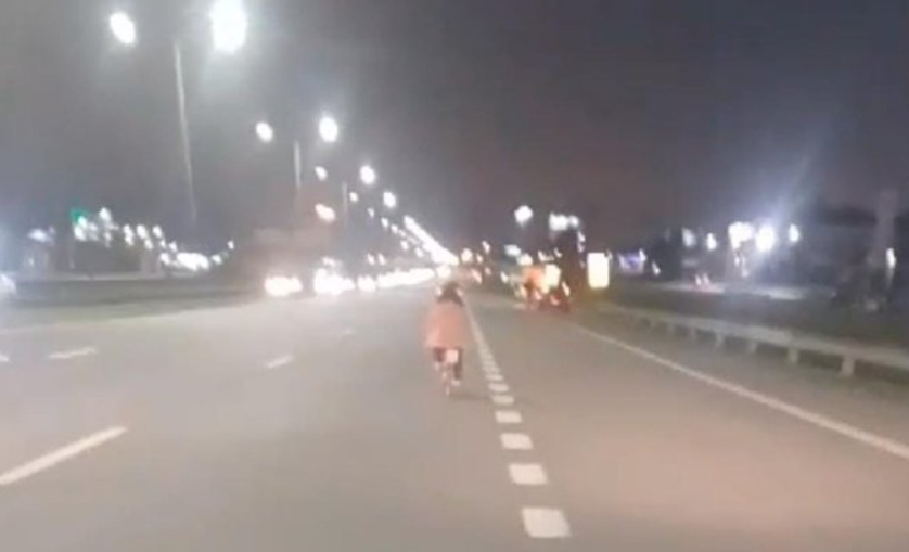 Una nena anduvo en bicicleta por la autopista Panamericana | VIDEOS TFN CORDOBA