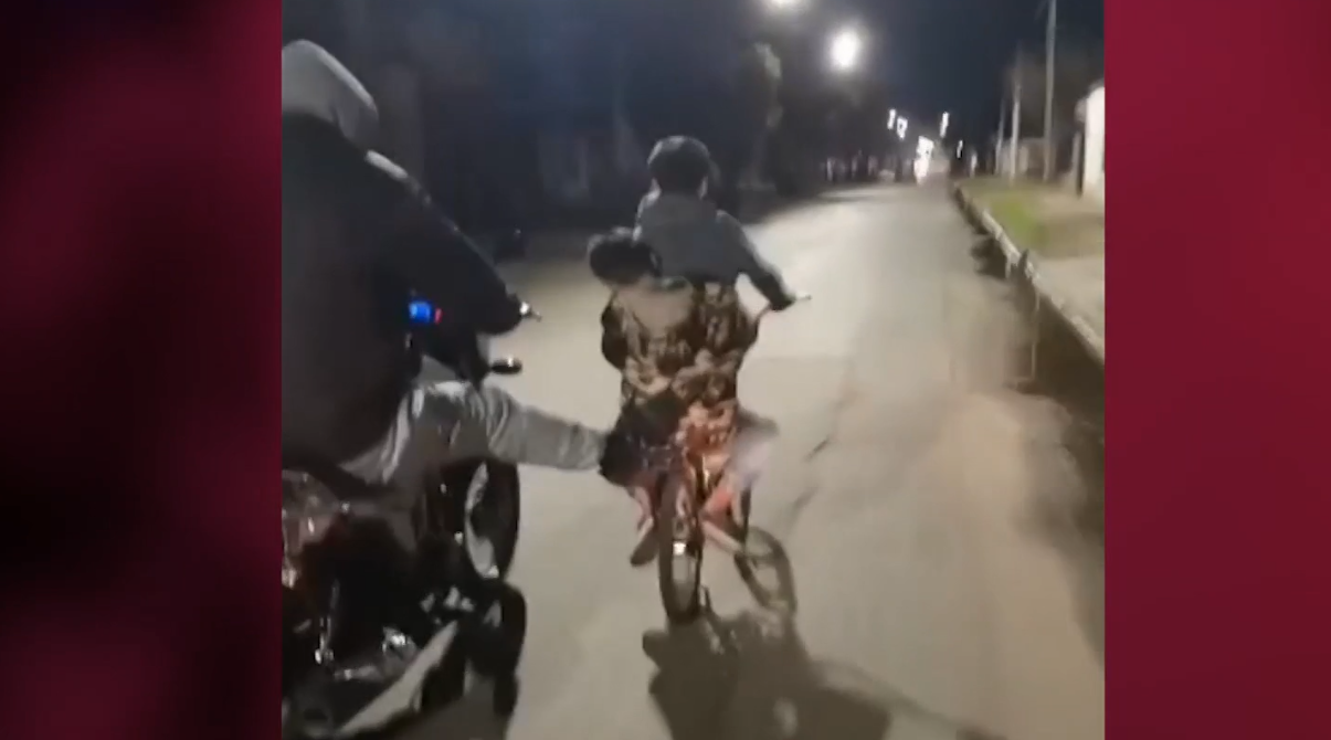 Se enganchó con la moto a la bicicleta y llevó a nenes de esa forma hasta que cayeron | VIDEOS TFN CORDOBA