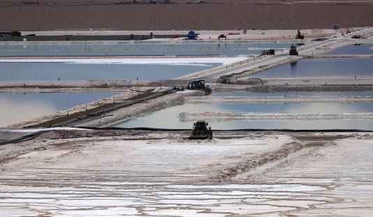 Se reduce la explotación de litio ante la baja de precios internacionales y se generan conflictos sindicales | Política y economía