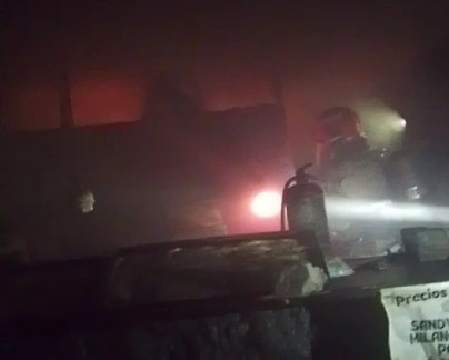 Un equipo de bomberos extinguió un incendio en un comercio: hubo 45 personas evacuadas | Córdoba