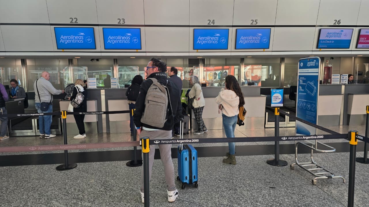 El paro de pilotos de Aerolíneas afecta a 150 vuelos y más de 15 mil pasajeros | Córdoba