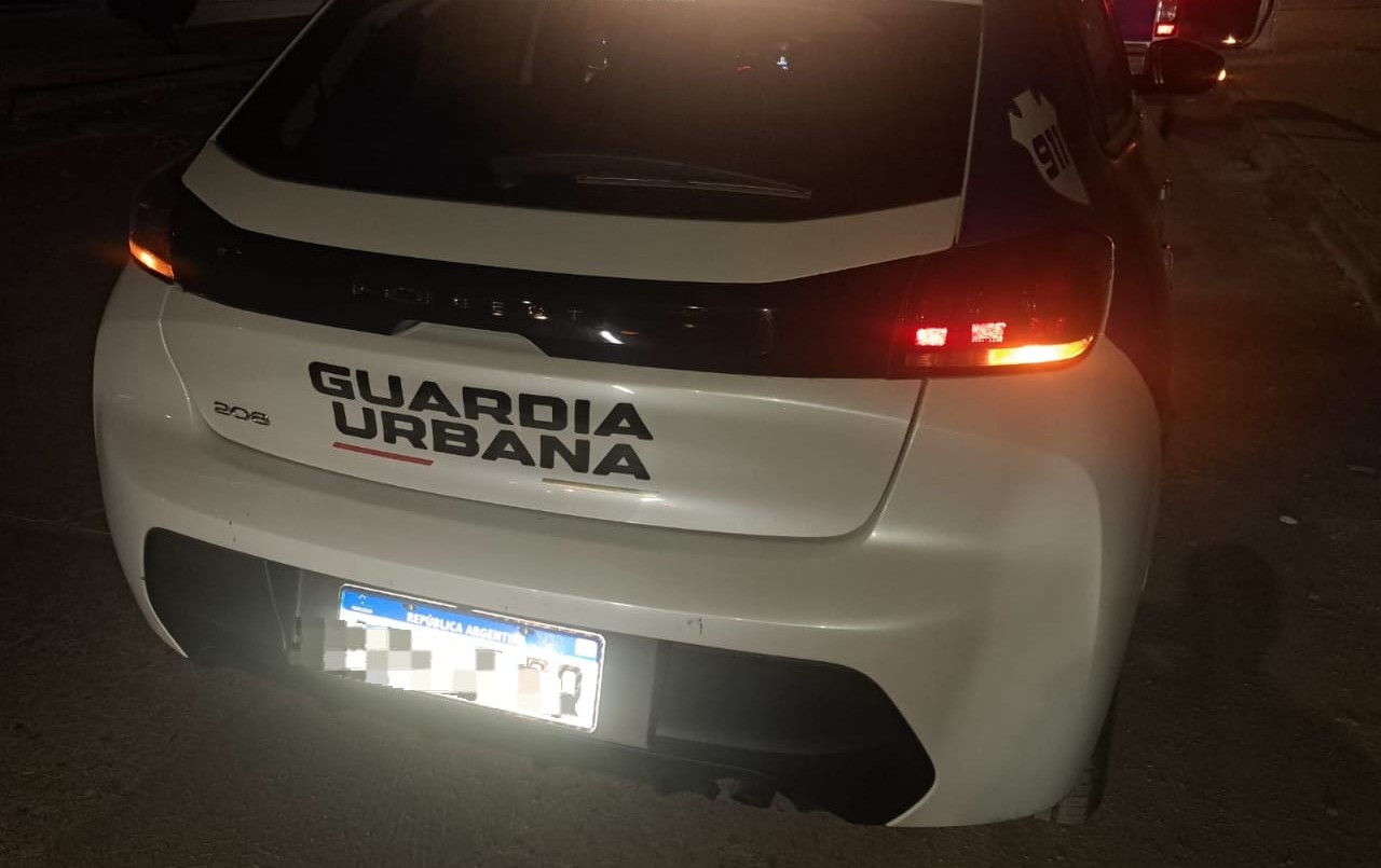 Una mujer chocó contra un móvil de la Guardia Urbana, hirió a una agente y escapó | Córdoba