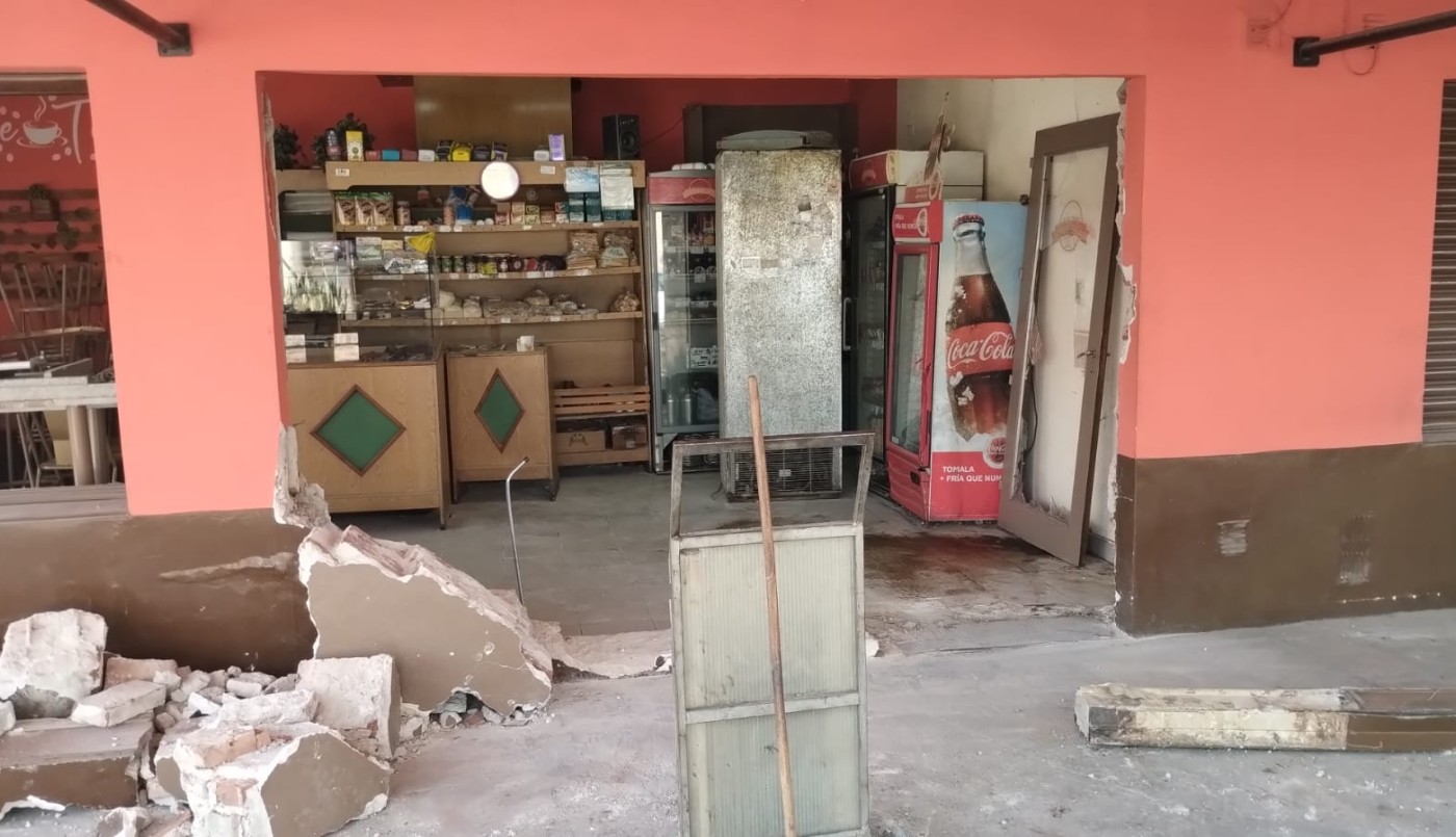 Córdoba: un hombre perdió el control del auto y chocó contra un comercio | Córdoba