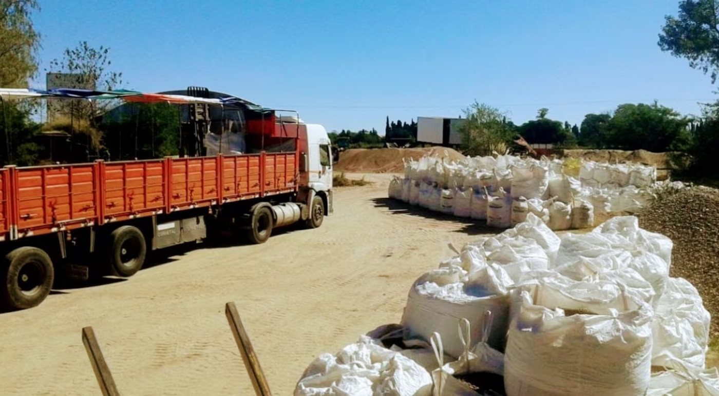 Río Cuarto: un hombre murió atrapado entre un camión y una pala cargadora en una arenera | Córdoba