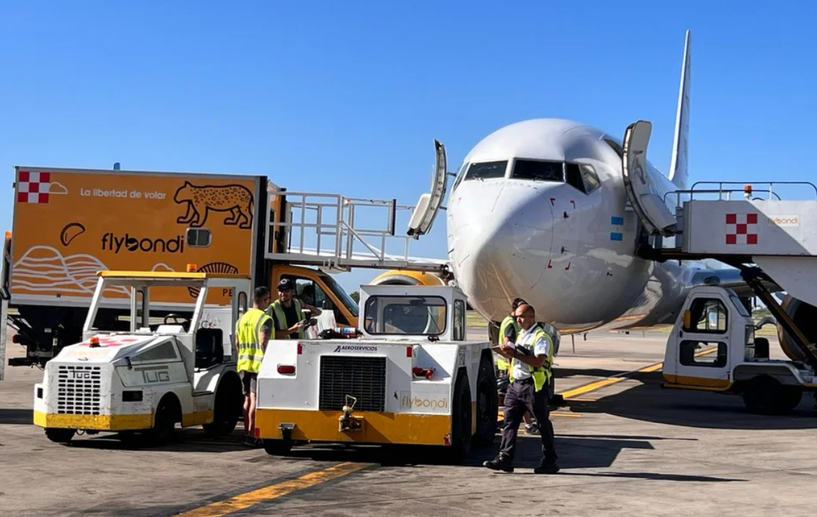 Se rompe el monopolio de Intercargo: Flybondi habilitada para brindar servicio de handling a otras aerolíneas | Política y economía