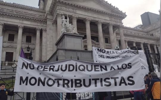 El reempadronamiento de monotributistas sociales deja a más de un millón sin cobertura de salud | Política y economía