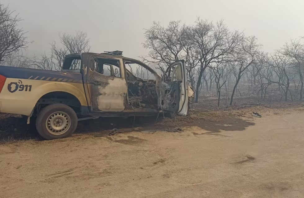 Un policía resultó con quemaduras por salvar a una mujer de 80 años de las llamas: su patrullero quedó consumido por el fuego | Córdoba