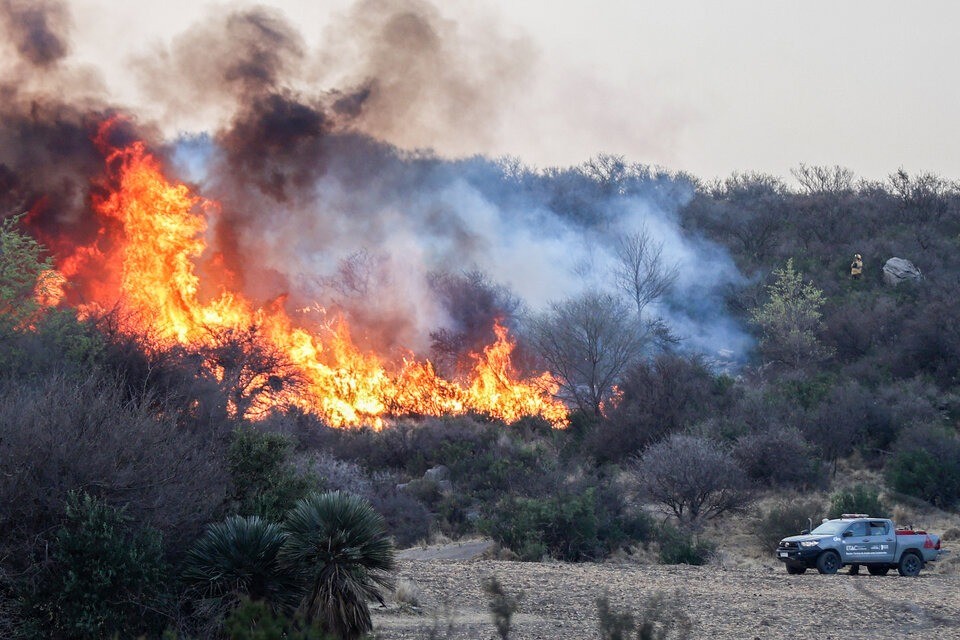 Incendios en Córdoba: los bomberos lograron contener el foco de Villa Berna | Córdoba