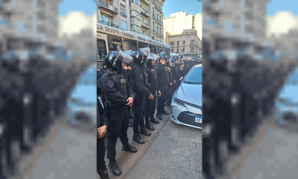 Forcejeos y tensión frente al Congreso en una nueva marcha de jubilados | Política y economía
