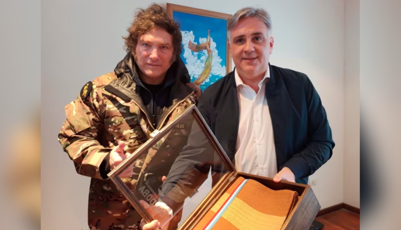 Cuál fue el obsequio que le hizo Llaryora a Milei por la visita a Córdoba | Córdoba