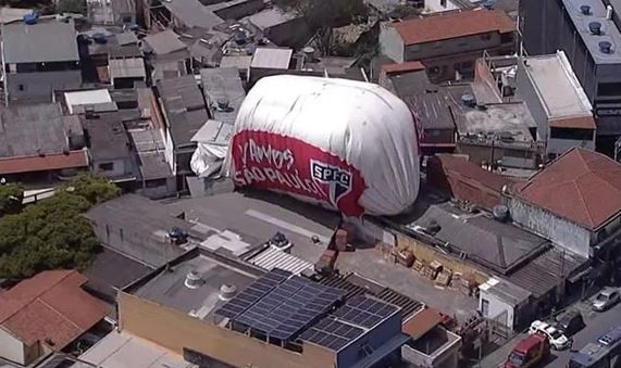 Brasil: un dirigible del club São Paulo se estrelló contra unas viviendas y una persona resultó herida | Internacionales