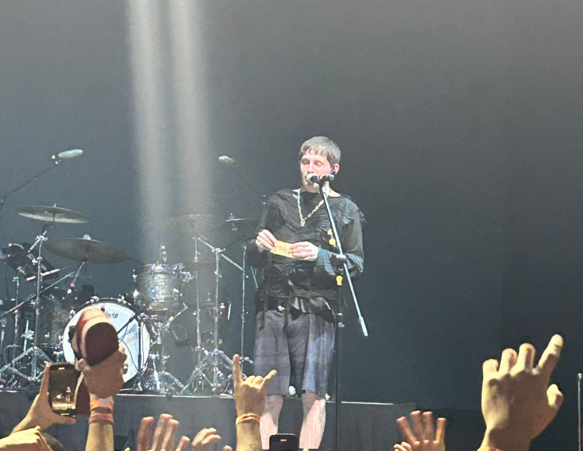 "Acá sí me los guardo que valen más": la chicana de Dillom al recibir 100 pesos mexicanos en un show | Espectáculos