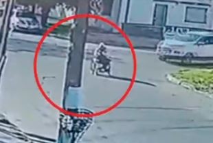 Video: Cruzaba la calle en silla de ruedas y lo atropelló una conductora | VIDEOS TFN CORDOBA