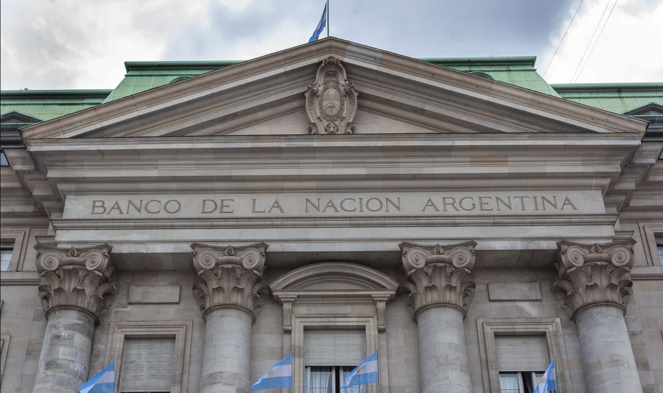 Caputo amenazó con cerrar sucursales del Banco Nación en municipios que suban sus tasas | Política y economía