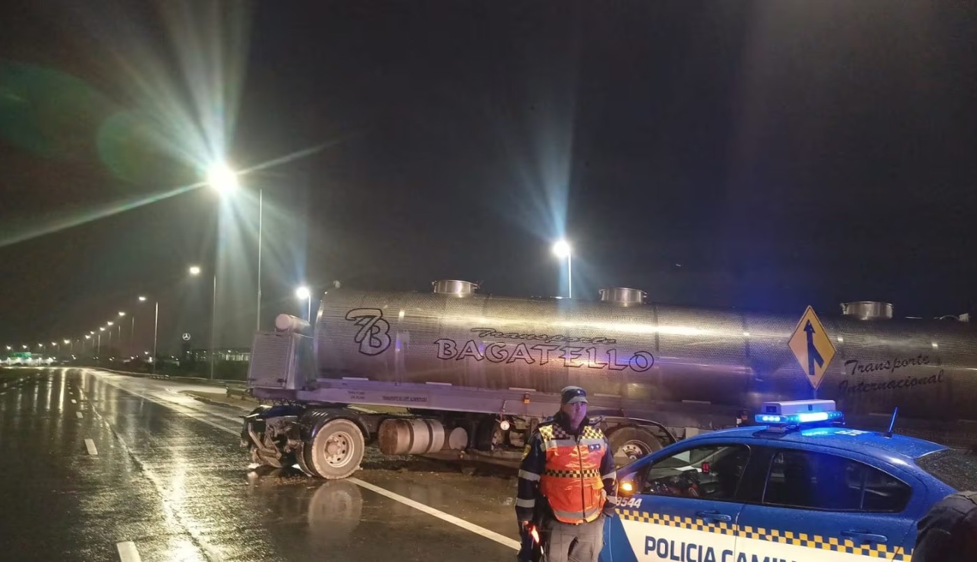 Un camión con 24 mil kilos de chocolate volcó e impactó contra un guardarraíl en Circunvalación | Córdoba