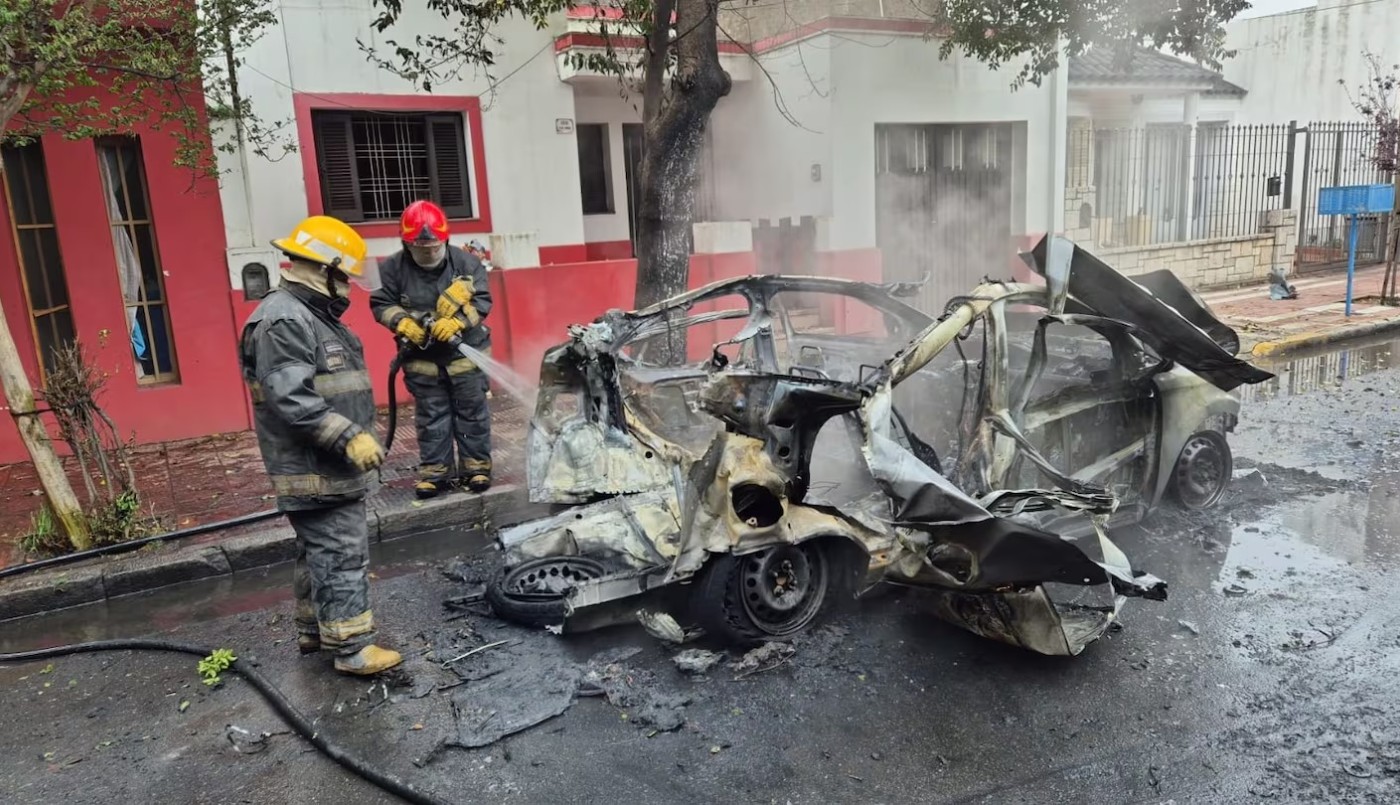Barrio Pueyrredón: se incendió un auto, explotó el tubo de GNC y quedó destrozado | Córdoba