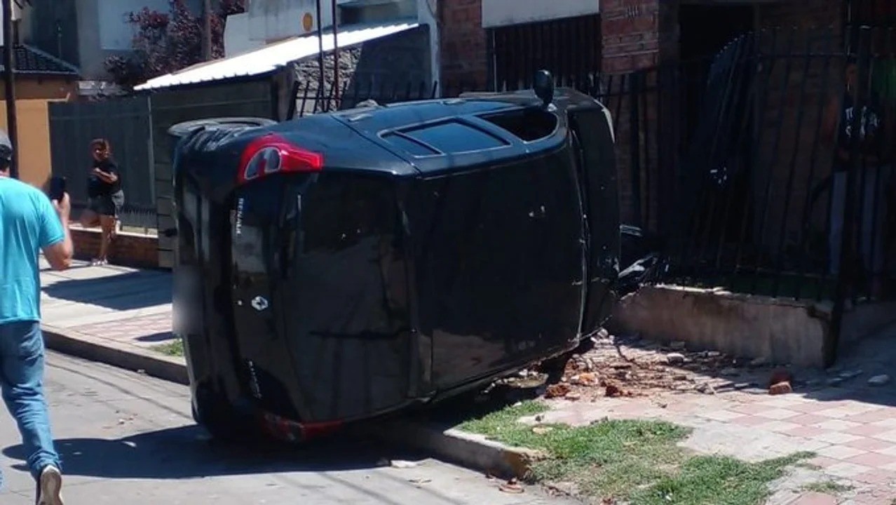 Barrio San Rafael: un auto impactó contra las rejas de una casa y volcó | Córdoba