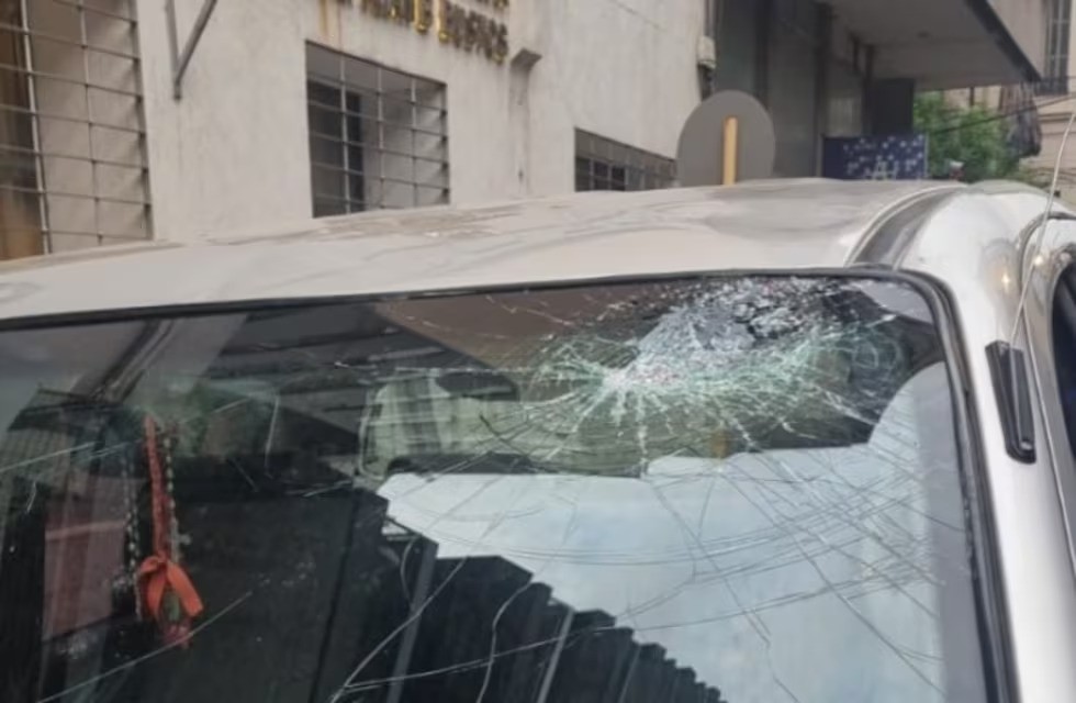 Detuvieron a un hombre por arrojar un matafuego contra una camioneta durante una discusión de tránsito | Córdoba