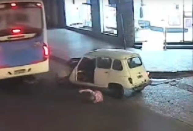 Chocó su auto contra un colectivo y sufrió un traumatismo de cráneo en barrio San Vicente | Córdoba