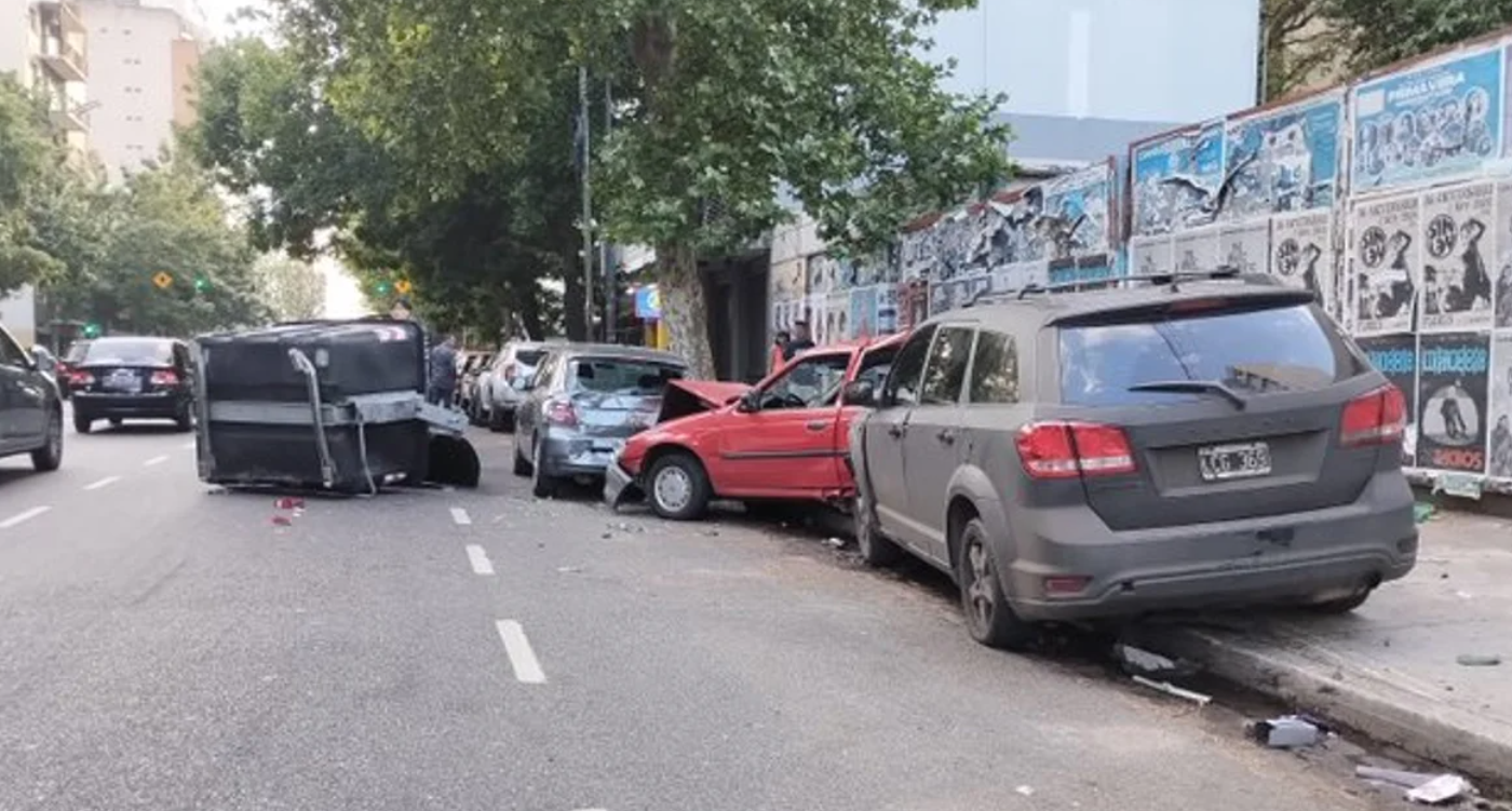 Se quedó dormido y chocó a cuatro autos estacionados y dos contenedores de basura | Actualidad