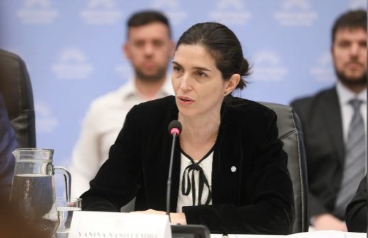 El Gobierno asegura que el aumento de la Tarjeta Alimentar y la AUH permite "garantizar la canasta básica alimentaria" | Política y economía