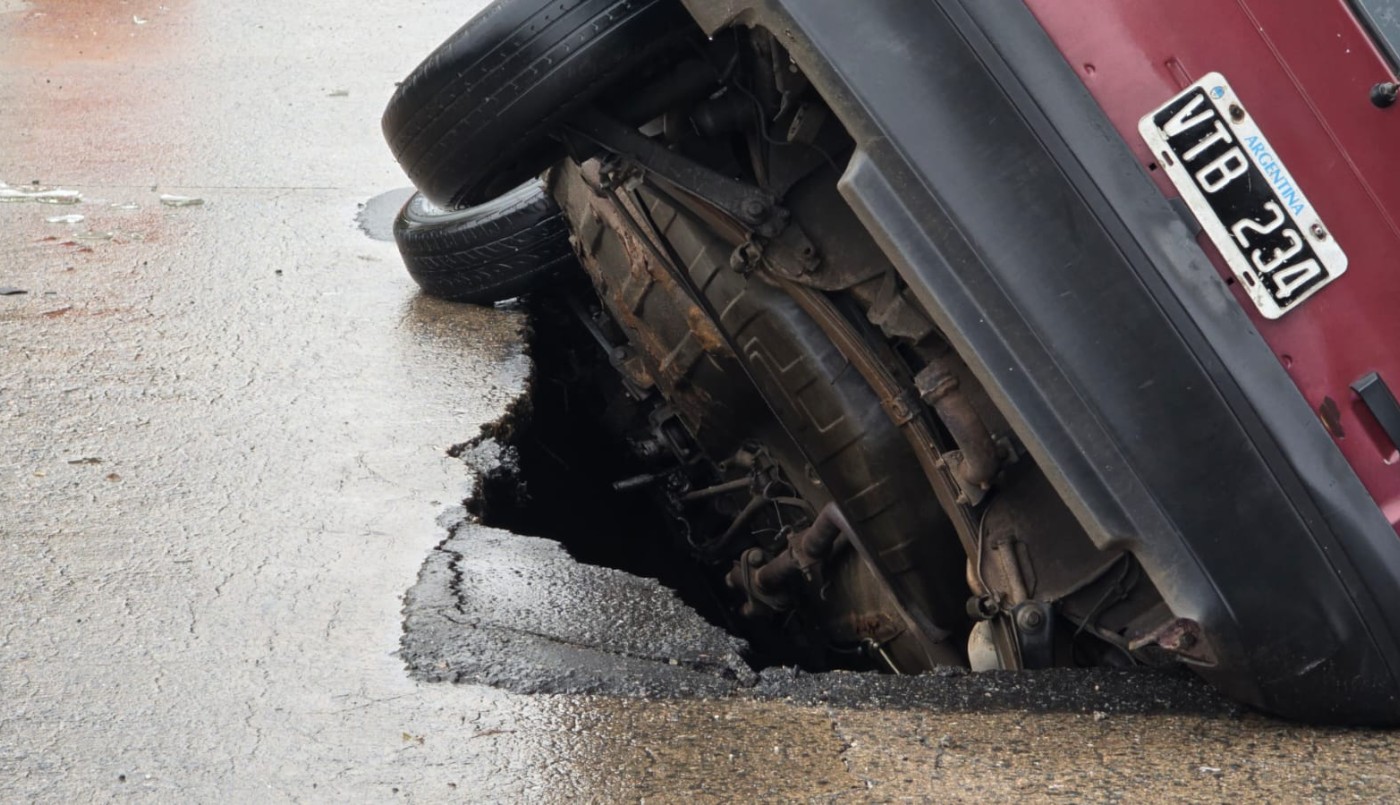 Córdoba: un socavón se tragó un auto en medio de las tormentas | Córdoba