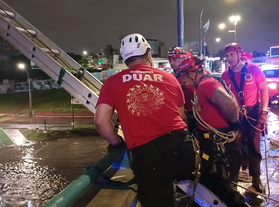 Video: dormía bajo un puente y se despertó en medio de la crecida del río | Córdoba