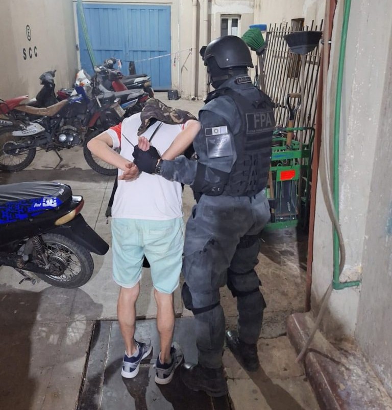 RÍo Cuarto: enterraba la droga en un terreno baldío, lo descubrieron y quedó detenido | Córdoba