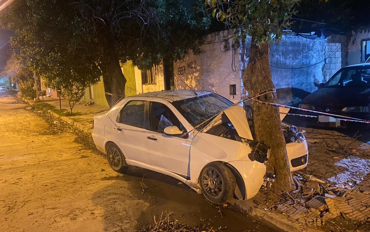 Dos adolescentes de 15 años intentaron robar a un Uber: en el forcejeo chocaron contra un árbol | Córdoba