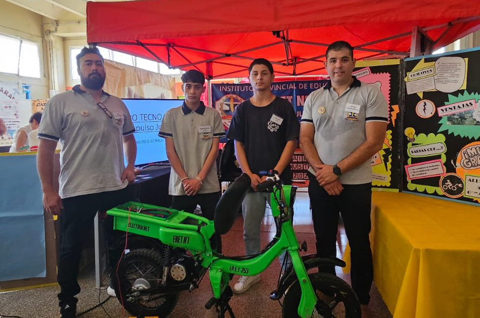 Cruz del Eje: estudiantes crearon una moto eléctrica y buscan hacerla autosustentable con energía solar | Córdoba