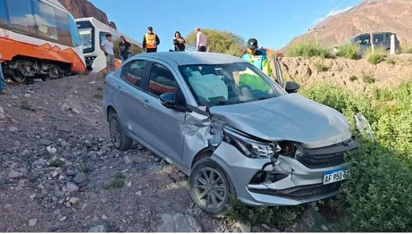 Un auto chocó al Tren Solar de la Quebrada en Purmamarca | Actualidad