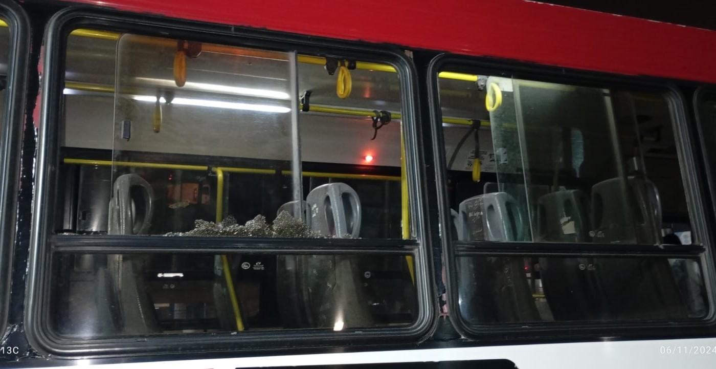 Detuvieron a tres adolescentes que rompieron las ventanas de dos colectivos urbanos en Córdoba | Córdoba