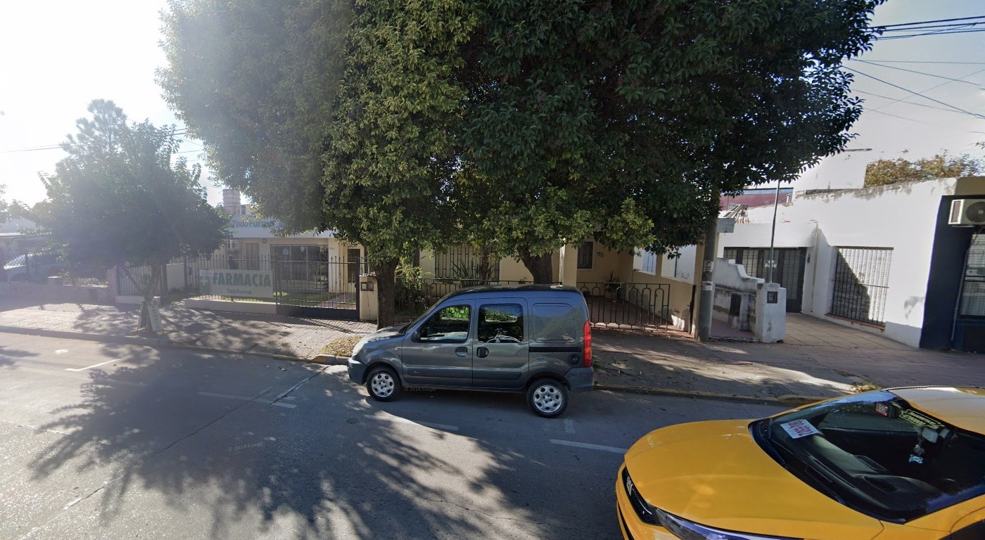 Una mujer bajaba del colectivo en Barrio Jardín y la atropelló un auto: tiene traumatismo de cráneo | Córdoba