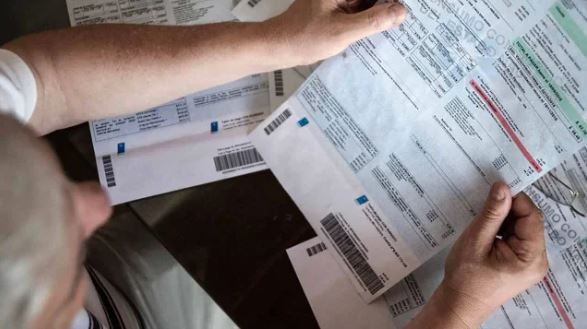 El Gobierno imputó a 95 empresas por incluir tasas de manera indebida en las facturas | Política y economía