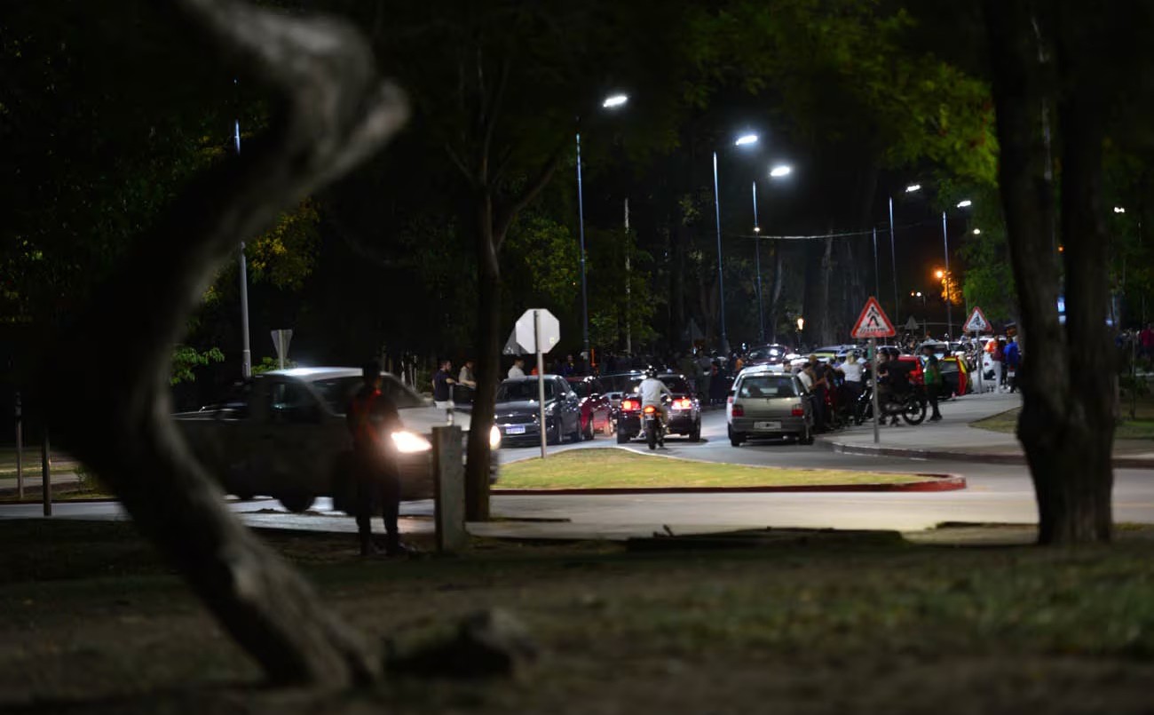 Video: detuvieron a 18 jóvenes por robar celulares bajo la modalidad “piraña” en Córdoba | Córdoba