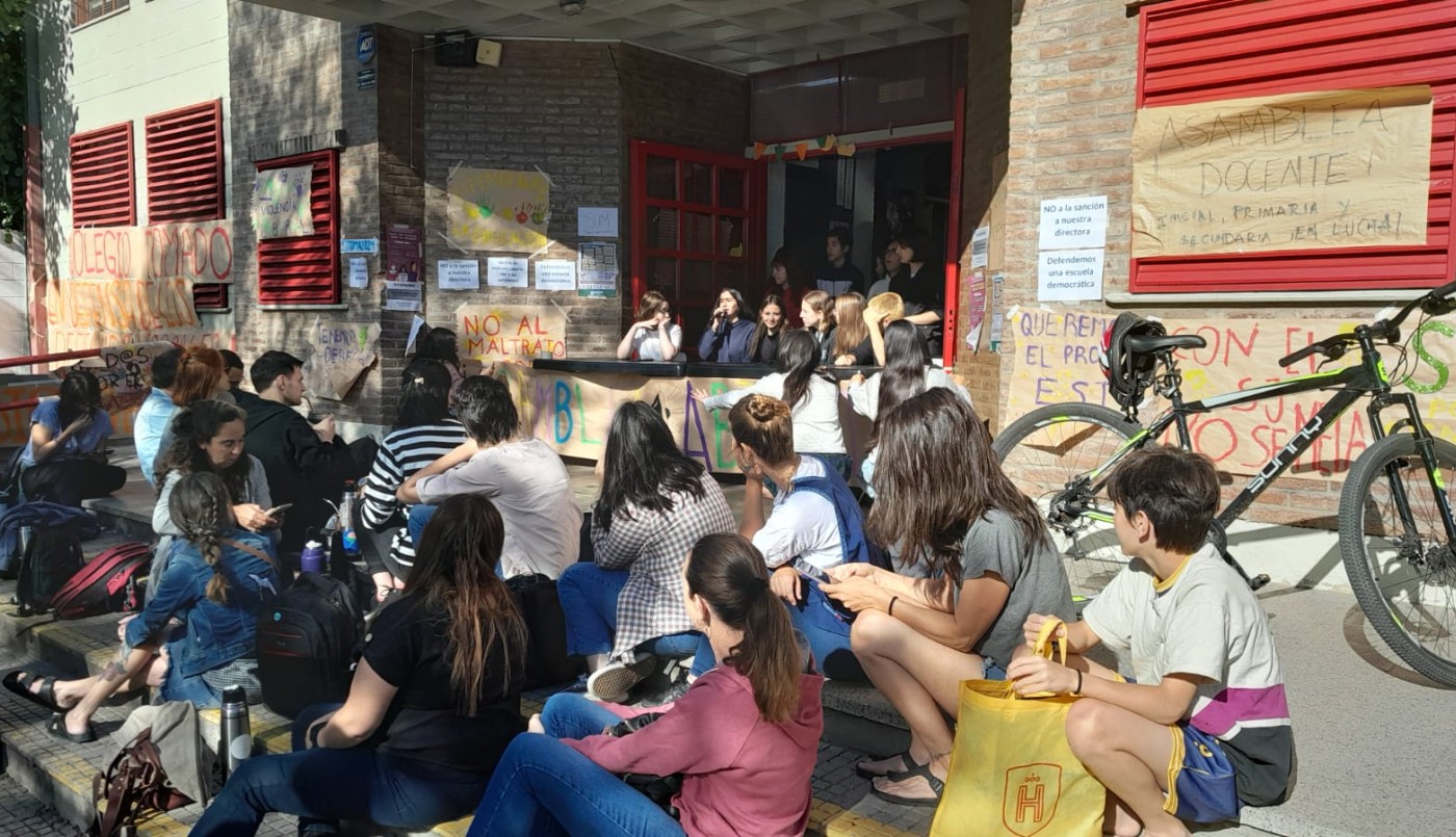 Sancionaron a una directora que amonestó a estudiantes que difundieron fotos íntimas de una compañera: hay toma en el colegio | Córdoba