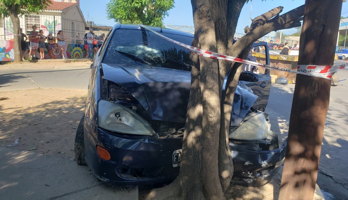 Un joven de 26 años chocó un contenedor y mató a una mujer en Bajo Pueyrredón: iba armado | Córdoba